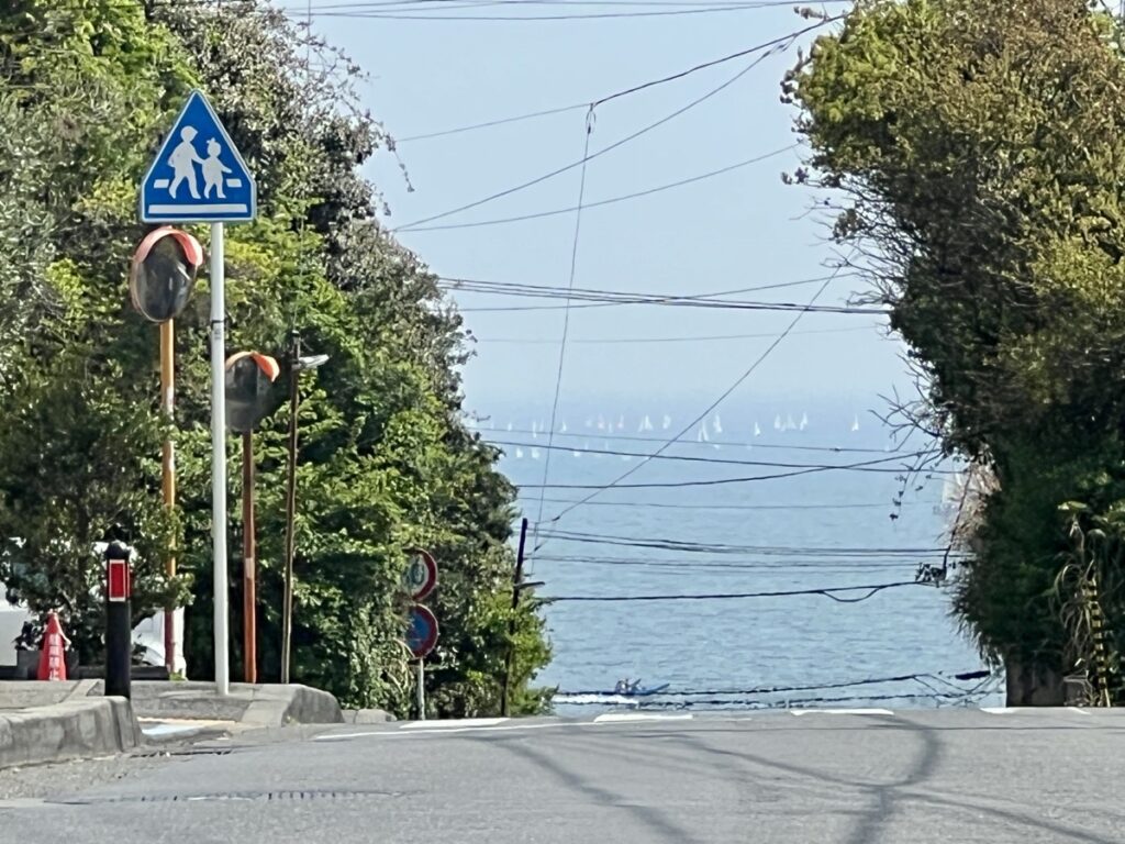江ノ電が海をかすめた先