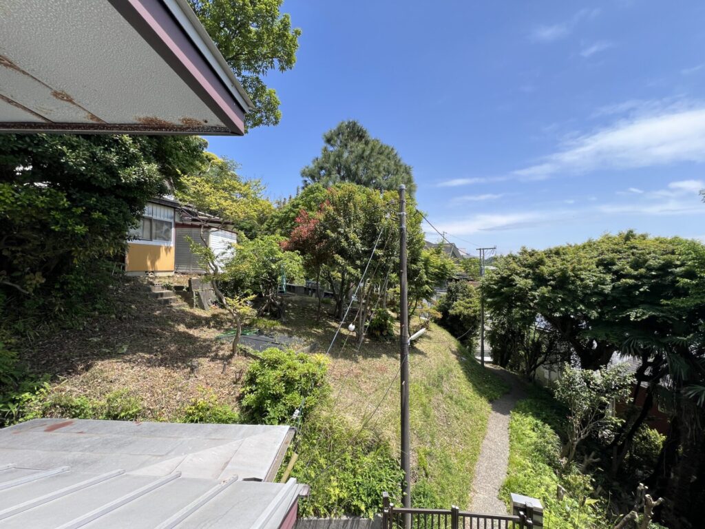 町と森の境界線で